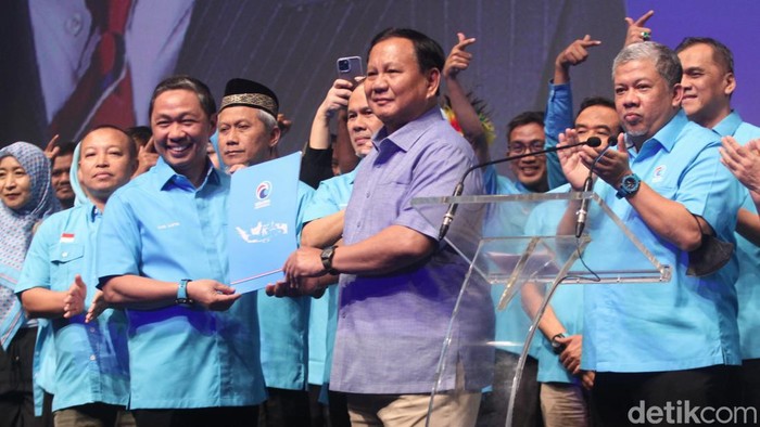 Partai Gelora resmi mendukung Ketum Partai Gerindra Prabowo Subianto sebagai bakal capres 2024. Ketum Partai Gelora Anis Matta menyerahkan surat dukungan kepada Prabowo.