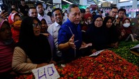 Dalam kunjungannya Zulhas memantau ketersediaan serta harga barang kebutuhan pokok di pasar tersebut.