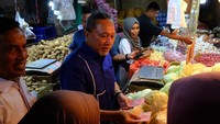 Menteri Perdagangan itu juga membelikan ayam, cabai, telur, dan beras untuk masyarakat yang sedang belanja di tempat itu. 