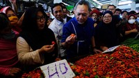 Menteri Perdagangan Zulkifli Hasan berbelanja untuk warga saat berkunjung ke Pasar Flamboyan di Pontianak, Kalimantan Barat, Sabtu (2/9/2023).