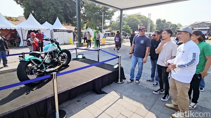 Wali Kota Solo Gibran Rakabuming Raka menyaksikan motor custom milik Presiden Jokowi di Burnout 2023, Puro Mangkunegaran, Sabtu (2/9/2023).