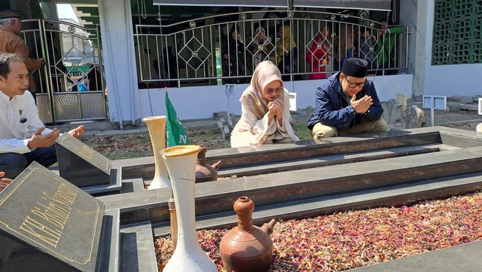 Muhaimin Iskandar atau Cak Imin ziarah di makam leluhurnya di Ponpes Mambaul Maarif Denanyar, Jombang, Sabtu (2/9/2023).