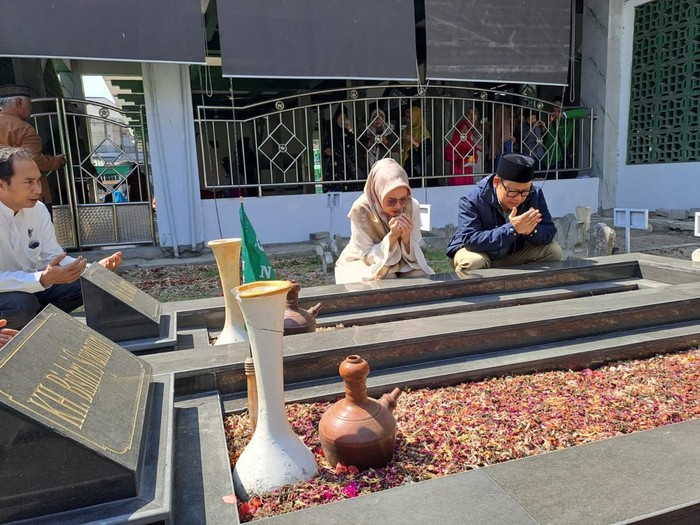 Muhaimin Iskandar atau Cak Imin ziarah di makam leluhurnya di Ponpes Mambaul Maarif Denanyar, Jombang, Sabtu (2/9/2023).