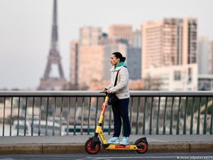 Skuter Listrik Sewaan Menghilang dari Jalanan Paris Mulai September Ini
