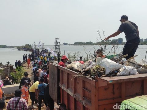 Pandawara Group menggandeng para pemuda membersihkan sampah di Kampung Nelayan Tambakrejo, Semarang, Sabtu (2/9/2023).