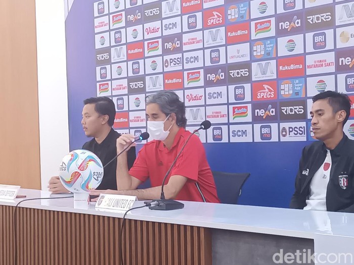 Pelatih Bali United, Stefano Cugurra, bersama pemainnya Fadil Sausu dalam jumpa pers usai laga PSIS vs Bali United di Semarang, Sabtu (2/9/2023).