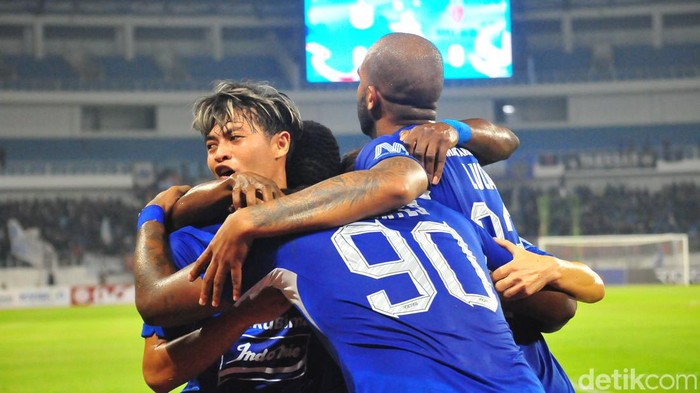 Pemain PSIS melakukan selebrasi usai gol pertama ke gawang Bali United di Stadion Jatidiri, Semarang, Sabtu (2/9/2023),