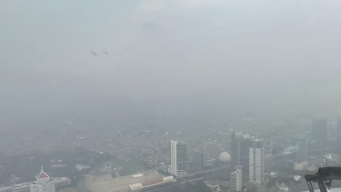 Di udara, kita bisa melihat seperti apa penampakan polusi yang sudah mengganggu kesehatan selama beberapa waktu terakhir ini.