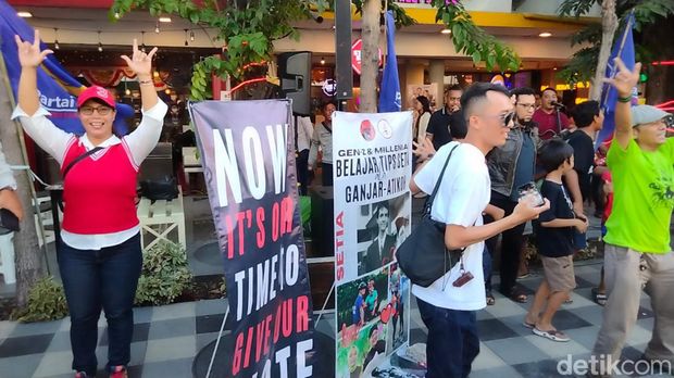 pendukung ganjar di seberang hotel majapahit saat deklarasi anies-cak imin