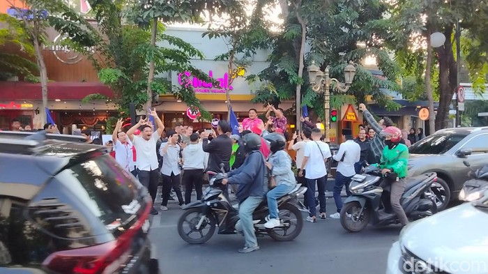 pendukung ganjar di seberang hotel majapahit saat deklarasi anies-cak imin