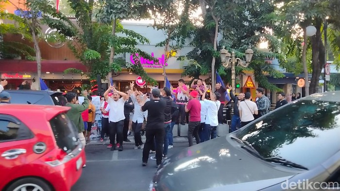 pendukung ganjar di seberang hotel majapahit saat deklarasi anies-cak imin