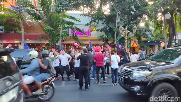 pendukung ganjar di seberang hotel majapahit saat deklarasi anies-cak imin