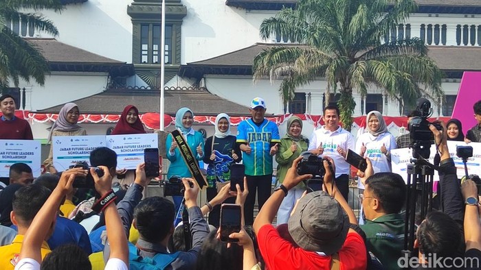 Penyerahan beasiswa JFLS 2023 di Gedung Sate