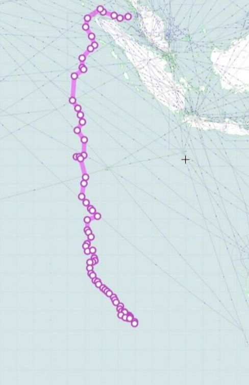 Perkiraan jalur penerbangan MH370, dengan Pulau Sumatera di kanan atas.
