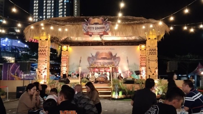 Pesta Bakaran di Pakuwon City Mall, Surabaya.
