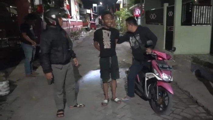 Polisi menangkap pecuri HP di Pizza HUT Makassar.