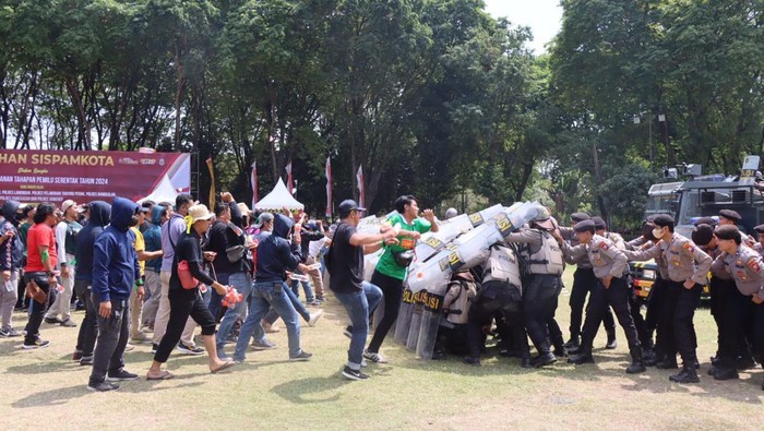 Polres Bojonegoro saat menggelar simulasi Sistem Pengamanan Dalam Kota (Sispamkota) di Alun-alun Kota Bojonegoro, Sabtu(2/8/2023).
