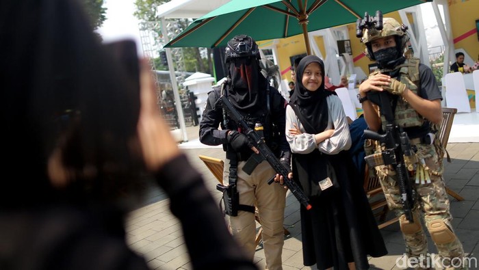 Potret Cosplayer Saat Berkunjung ke WJF 2023 West Java Festival 2023 berlangsung meriah. Banyak pengunjung datang dengan memakai kostum cosplay anime.