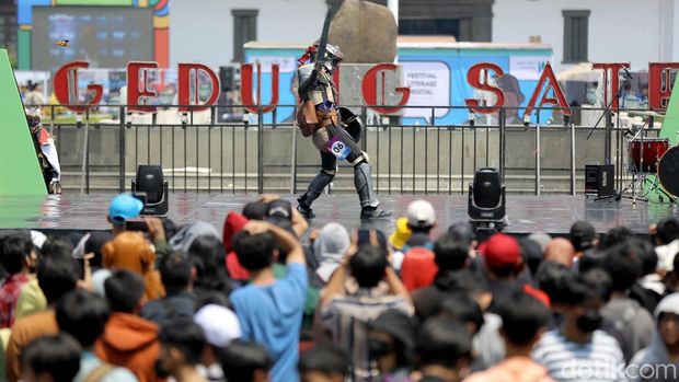 West Java Festival 2023 berlangsung meriah. Banyak pengunjung datang dengan memakai kostum cosplay anime.