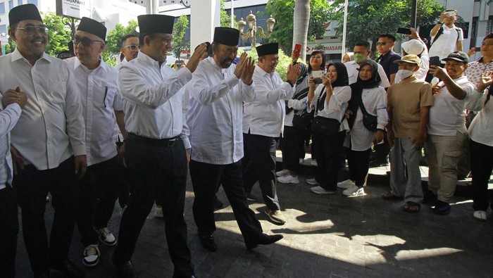 Potret Deklarasi Anies-Cak Imin di Surabaya Bakal calon presiden Anies Baswedan (kiri) dan bakal calon wakil presiden Muhaimin Iskandar (kanan) berfoto bersama di sela Deklarasi Capres-Cawapres 2024 di Hotel Majapahit, Surabaya, Jawa Timur, Sabtu (2/9/2023). PKB menerima tawaran Partai Nasdem untuk mengusung pasangan Anies Baswedan dan Muhaimin Iskandar sebagai bakal calon presiden dan bakal calon wakil presiden pada Pilpres 2024. ANTARA FOTO/Moch Asim/nym.