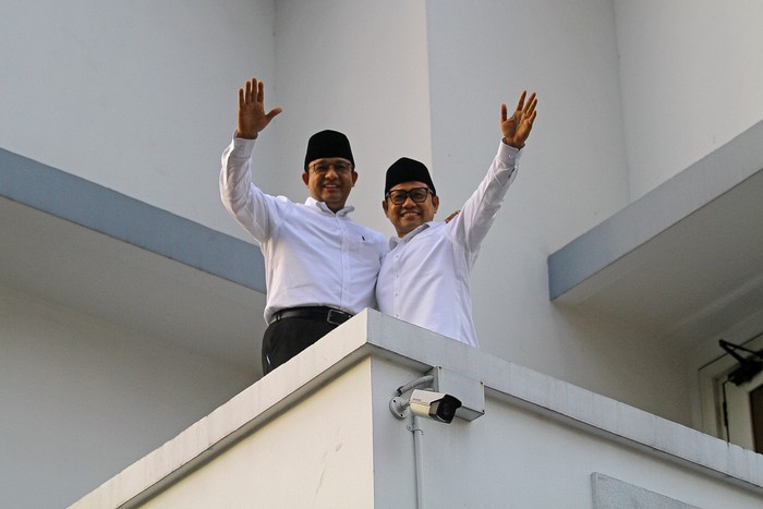 Bakal calon presiden Anies Baswedan (kiri) dan bakal calon wakil presiden Muhaimin Iskandar (kanan) berfoto bersama di sela Deklarasi Capres-Cawapres 2024 di Hotel Majapahit, Surabaya, Jawa Timur, Sabtu (2/9/2023). PKB menerima tawaran Partai Nasdem untuk mengusung pasangan Anies Baswedan dan Muhaimin Iskandar sebagai bakal calon presiden dan bakal calon wakil presiden pada Pilpres 2024. ANTARA FOTO/Moch Asim/nym.