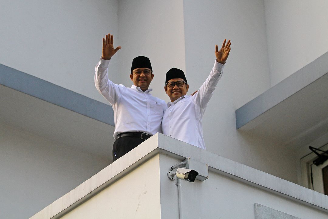 Bakal calon presiden Anies Baswedan (kiri) dan bakal calon wakil presiden Muhaimin Iskandar (kanan) berfoto bersama di sela Deklarasi Capres-Cawapres 2024 di Hotel Majapahit, Surabaya, Jawa Timur, Sabtu (2/9/2023). PKB menerima tawaran Partai Nasdem untuk mengusung pasangan Anies Baswedan dan Muhaimin Iskandar sebagai bakal calon presiden dan bakal calon wakil presiden pada Pilpres 2024. ANTARA FOTO/Moch Asim/nym.