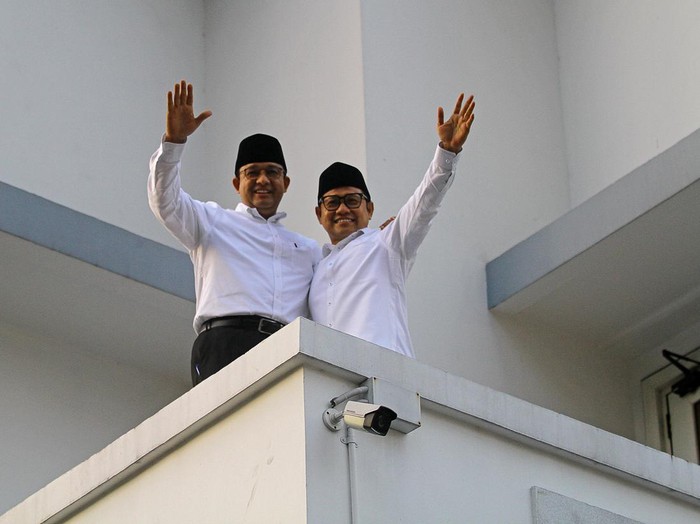 Bakal calon presiden Anies Baswedan (kiri) dan bakal calon wakil presiden Muhaimin Iskandar (kanan) berfoto bersama di sela Deklarasi Capres-Cawapres 2024 di Hotel Majapahit, Surabaya, Jawa Timur, Sabtu (2/9/2023). PKB menerima tawaran Partai Nasdem untuk mengusung pasangan Anies Baswedan dan Muhaimin Iskandar sebagai bakal calon presiden dan bakal calon wakil presiden pada Pilpres 2024. ANTARA FOTO/Moch Asim/nym.