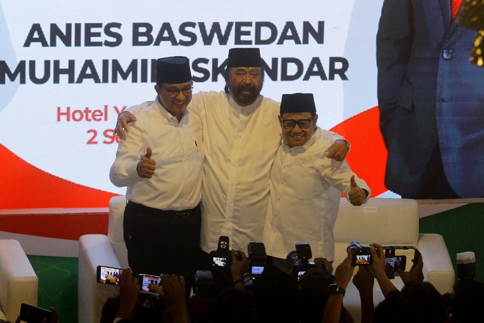Bakal calon presiden Anies Baswedan (kiri) dan bakal calon wakil presiden Muhaimin Iskandar (kanan) berfoto bersama di sela Deklarasi Capres-Cawapres 2024 di Hotel Majapahit, Surabaya, Jawa Timur, Sabtu (2/9/2023). PKB menerima tawaran Partai Nasdem untuk mengusung pasangan Anies Baswedan dan Muhaimin Iskandar sebagai bakal calon presiden dan bakal calon wakil presiden pada Pilpres 2024. ANTARA FOTO/Moch Asim/nym.