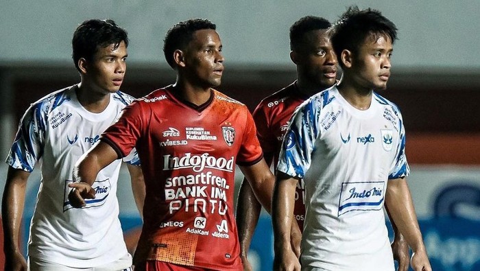Bek PSIS menjaga ketat dua pemain Bali United, Eber Bessa dan Privat Mbarga dalam laga Liga 1 2022/2023.