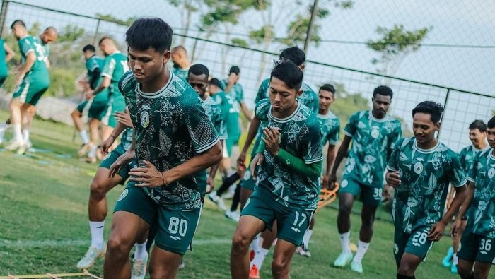 PSS Sleman menggelar latihan jelang melawan PSM Makassar dalam laga pekan ke-11 Liga 1 2023/2024.