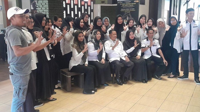 Puluhan orang diduga ASN berfoto 5 jari dengan caleg DPRD Sulsel dengan nomor urut 5 dari partai Golkar.
