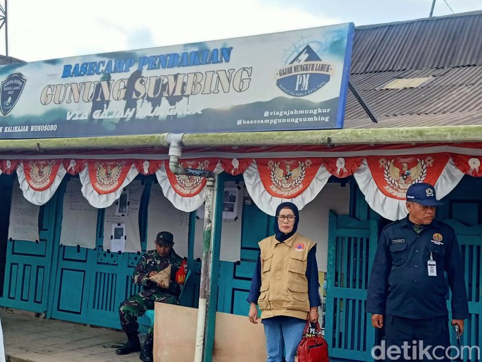 Relawan pemadam kebakaran Gunung Sumbing di basecamp pendakian Desa Lamuk, Kecamatan Kalikajar, Wonosobo, Sabtu (2/9/2023).