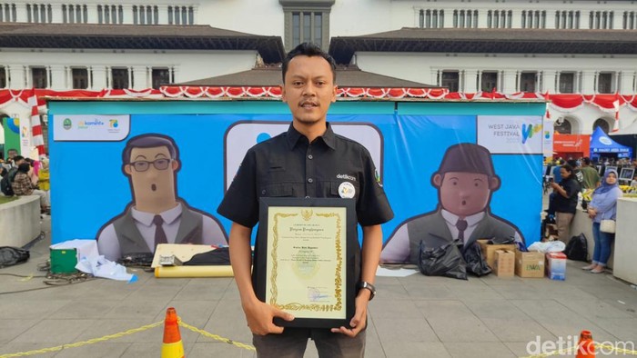 Reporter detikJabar Bima Bagaskara meraih penghargaan dalam Jabar in Frame 2023