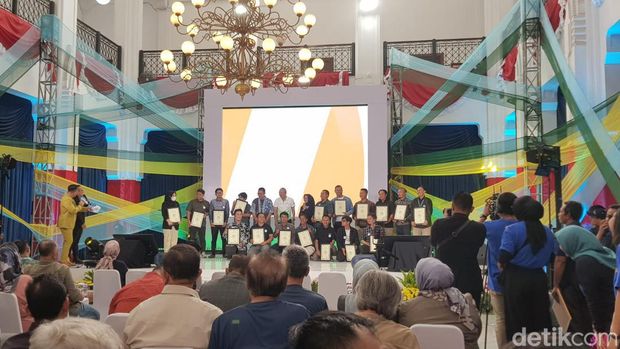 Reporter detikJabar Bima Bagaskara meraih penghargaan dalam Jabar in Frame 2023
