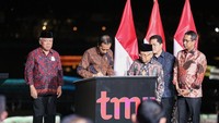 Peresmian revitalisasi TMII ditandai dengan penekanan ipad dan penandatanganan prasasti oleh Presiden Jokowi didampingi Wapres Maruf Amin, Menteri Sekretaris Negara Pratikno, Menteri PUPR Basuki Hadimuljono, Menteri BUMN Erick Thohir, dan Pj Gubernur DKI Jakarta Heru Budi Hartono. Foto: Dok. Kementerian PUPR