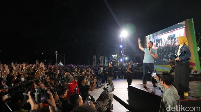 Ridwan Kamil kembali berpamitan kepada warga Jawa Barat. Momen itu terjadi dalam acara West Java Festival (WJF) 2023 yang digelar di Jalan Diponegoro, Kota Bandung, Sabtu (2/9/2023) malam.