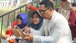 Momen Ridwan Kamil Santap Olahan Ikan Bareng Warga
