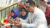 Gubernur Jawa Barat, Ridwan Kamil terlihat mengunjungi Pasar Ikan dan ikut menyantap produk olahan ikan bersama masyarakat. 