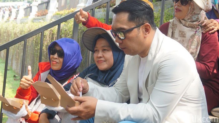 Ridwan Kamil menyantap makanan bareng warga