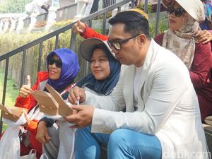 Momen Ridwan Kamil Santap Olahan Ikan Bareng Warga