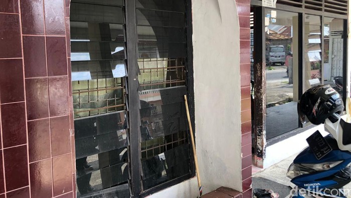 Rumah di Padang yang dijadikan tempat ibadah jemaat gereja. (M Afdal/detikSumut) Rumah di Padang yang dijadikan tempat ibadah jemaat gereja. (M Afdal/detikSumut)