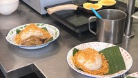 Dalam setiap porsi nasi, sudah dilengkapi kremesan kriuk gurih seperti ini. Tak lupa telur omelet creamy juga. Foto: Detikcom / Atiqa Rana