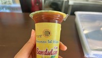 Siapa yang ingat teh ini? Di Rumanasi, kamu bisa melepas dahaga dengan memesan teh Bandulan ini loh. Foto: Detikcom / Atiqa Rana