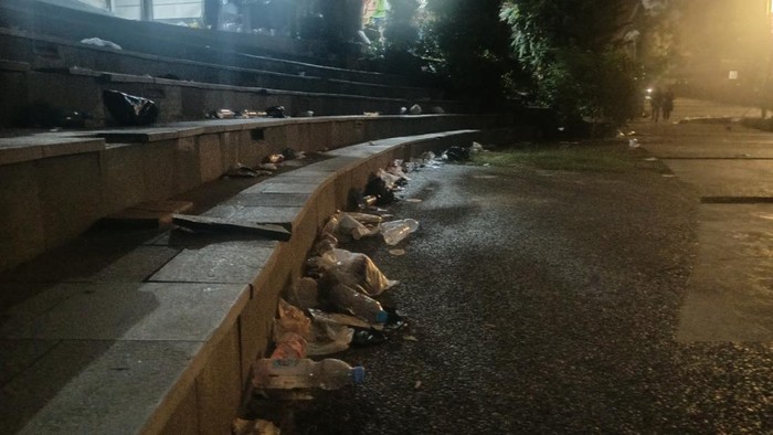 Sampah di TMII usai acara peresmian wajab baru TMII.