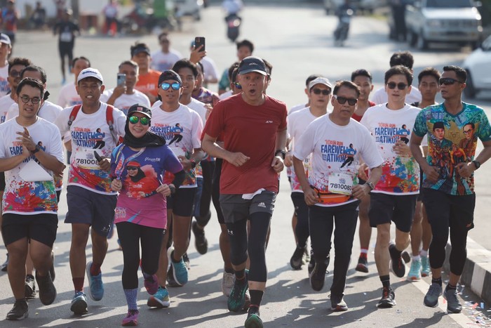 Sebanyak 500 pelari yang tergabung dalam komunitas lari di Jawa Tengah menggelar 10 Tahun Farewell Fun Run with Mbak Atikoh.