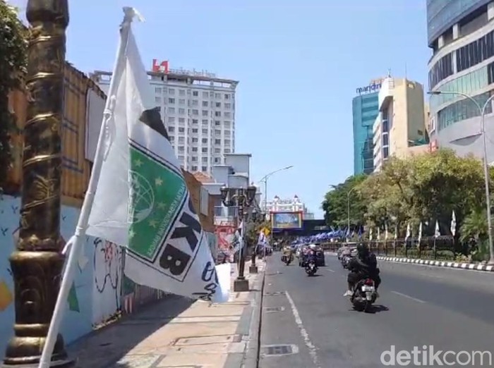 Sejumlah atribut bendera Nasdem dan PKB di sekitar Hotel Majapahit Surabaya. Tidak terlihat bendera PKS.