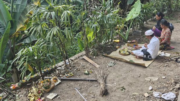 Sejumlah keluarga korban insiden lift di Ayuterra Resort Ubud melaksanakan upacara Pengulapan di lokasi, Sabtu (2/9/2023).