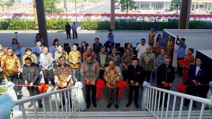 Sekolah Kristen Ipeka CPI Makassar Resmi Dibuka Grand OpeningΒ Sekolah Kristen Ipeka Center Point of Indonesia (CPI) resmi dibuka.Β Ipeka CPI jadi sekolah berstandar internasional yang berlokasi di CitraLand City Losari Makassar.