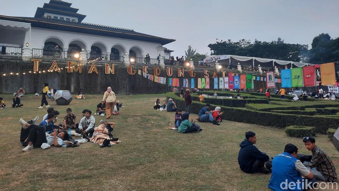 Senja di Gedung Sate, Bandung