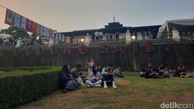 Senja di Gedung Sate, Bandung